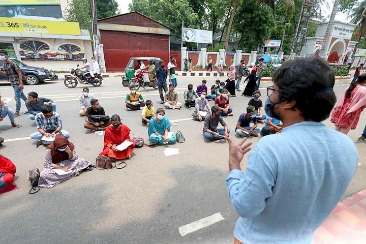 সিলেটে রাস্তায় প্রতীকী ক্লাস, শিক্ষাপ্রতিষ্ঠান খুলে দেওয়ার দাবি