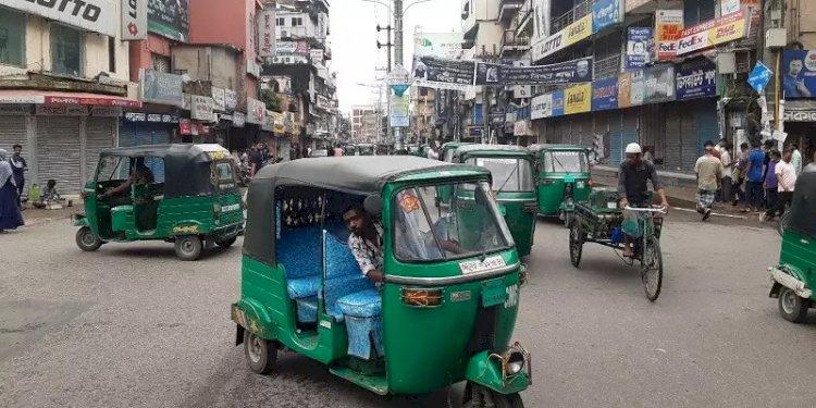 সিলেটে চলছে ছোট যানবাহন, পথে পথে ভোগান্তি