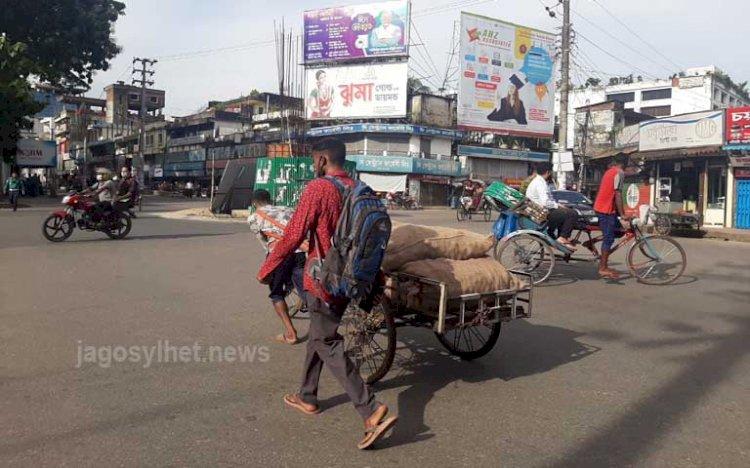 ঝুঁকি নিয়েই রাস্তায় মানুষ (ভিডিও)