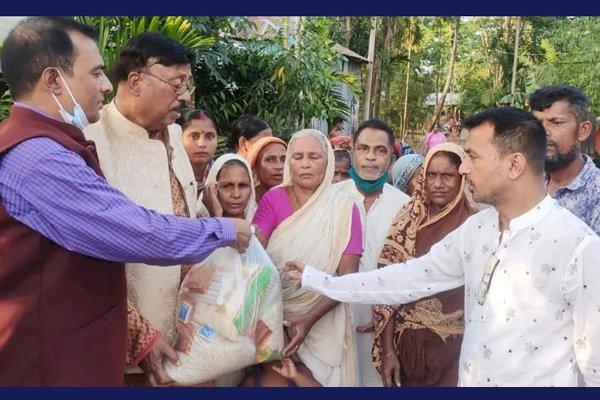 জগন্নাথপুরে বন্যার্তদের মধ্যে শুকনো খাবার বিতরণ