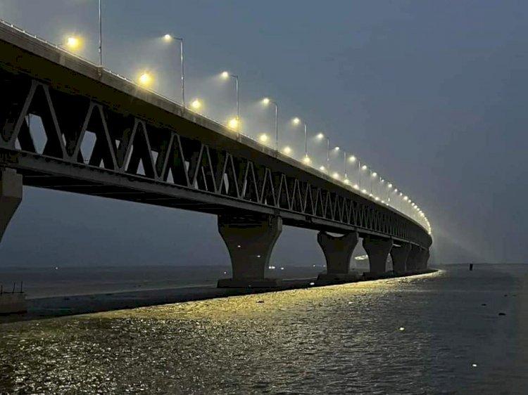 সেতুর আলোয় আলোকিত পদ্মা