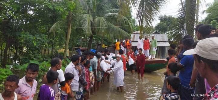 বন্যার্ত মানুষের পাশে অবিরাম ছুটে চলা একজন শাহীনূর পাশা