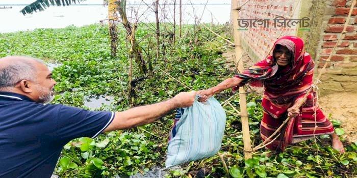 কুলাউড়ায় শফিউল আলম চৌধুরী নাদেল’র ত্রাণ সামগ্রী বিতরণ