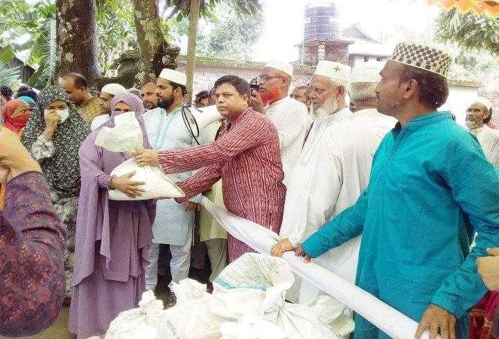 কেন্দ্রীয় যুবলীগ নেতার ঈদ উপহার ও নগদ অর্থ বিতরণ