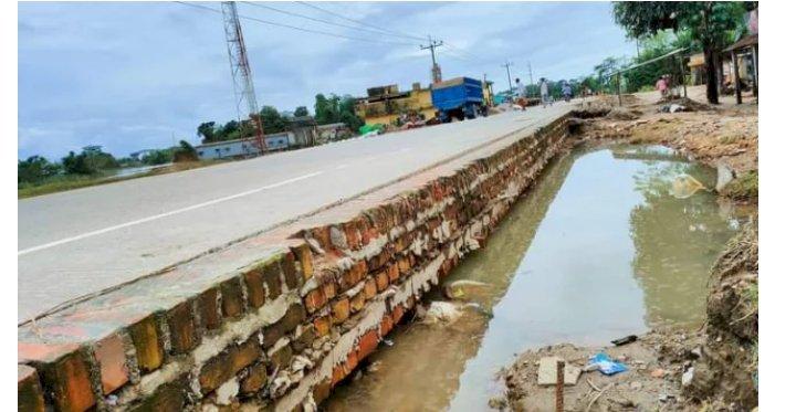 মহাসড়কের দু-পাশ থেকে সরে গেছে মাটি, বাড়ছে দুর্ঘটনার সংখ্যা