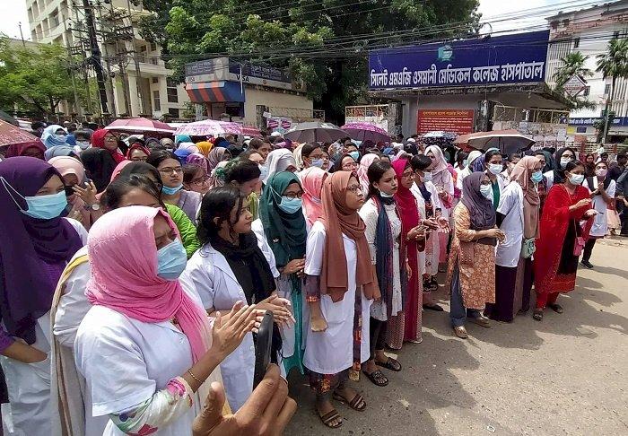 এবার সব সেবা বন্ধের হুমকি ওসমানীর ইন্টার্ন চিকিৎসকদের!