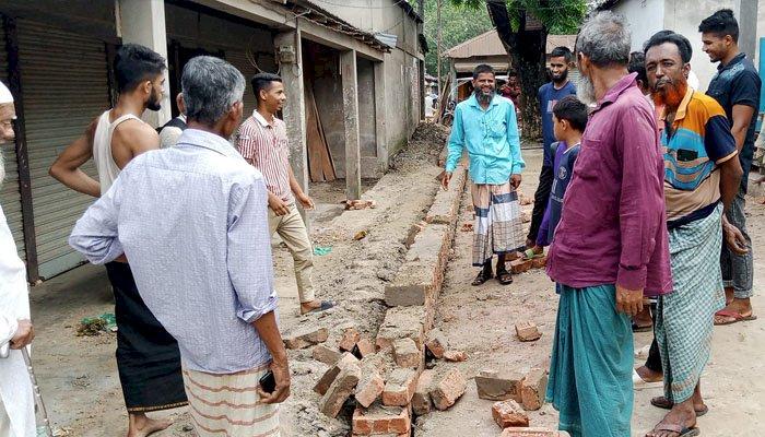 রাস্তা নির্মাণে অনিয়ম, কাজ বন্ধ করে দিলেন এলাকাবাসী