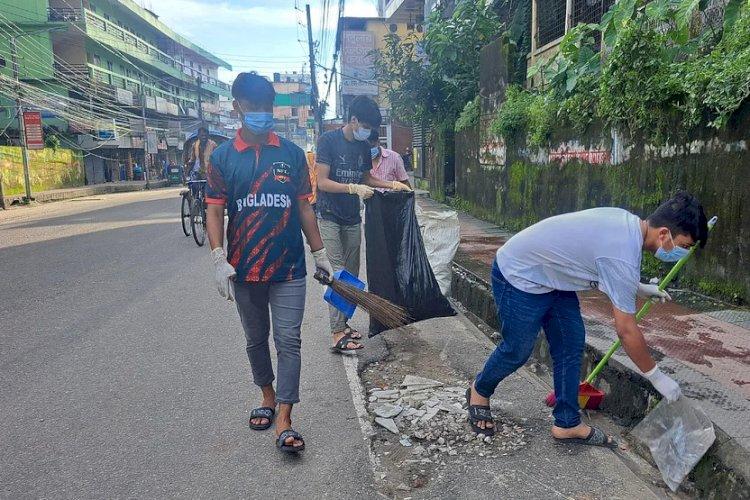 সিলেট নগর পরিষ্কার করতে ঝাড়ু হাতে শিক্ষার্থীরা